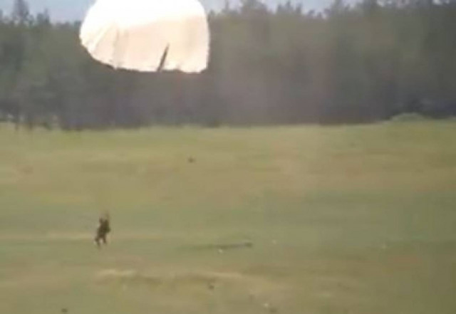 Τέτοια προσγείωση αλεξιπτωτιστή, δεν έχετε ξαναδεί