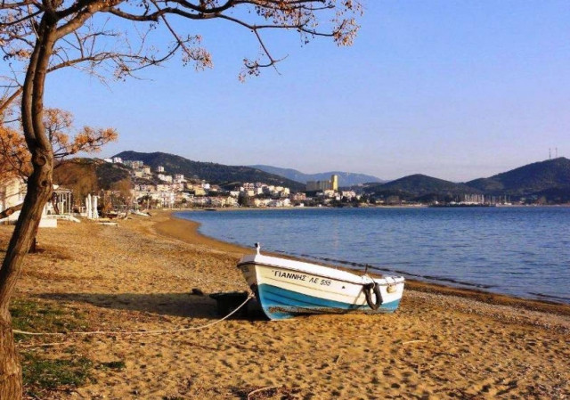 Ο γιός του ψάρεψε... πιστόλι στην ακτή της Νέας Περάμου