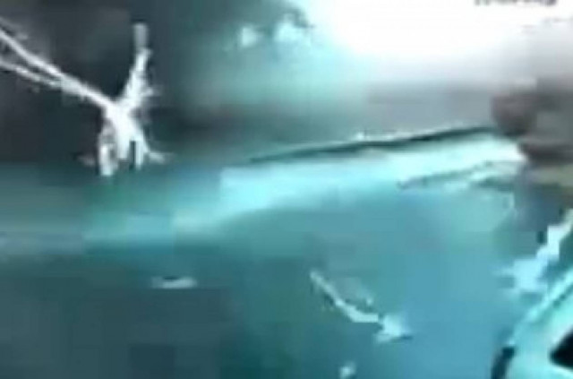 Βίντεο: Παραλίγο να τον χτυπήσει κεραυνός