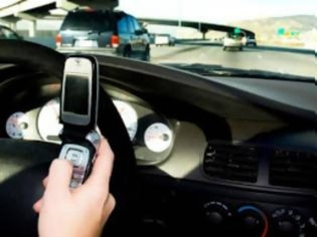 Μεγαλύτερο πρόστιμο για τους Βρετανούς που οδηγούν και στέλνουν sms