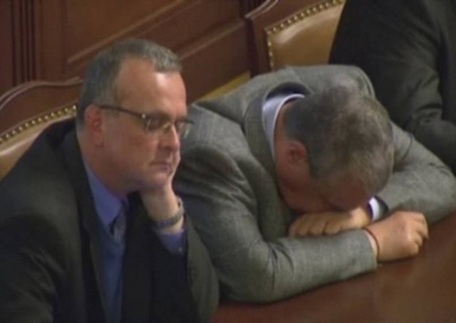 Υπουργοί αποκοιμήθηκαν την ώρα που μιλούσε ο πρόεδρος της χώρας