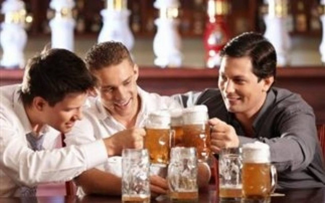 Πώς οι μπίρες κάνουν τον άντρα... γυναίκα