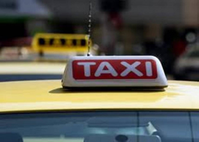«Χειροπέδες» σε δέκα οδηγούς ταξί στην Αττική