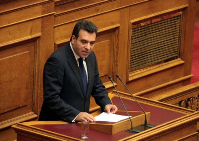 Κάρπαθος: Αστυνομικός προπηλάκισε τον βουλευτή Μάνο Κόνσολα