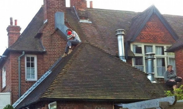 Κοίταξαν στην οροφή του ξενοδοχείου και έπαθαν ΣΟΚ με αυτό που είδαν