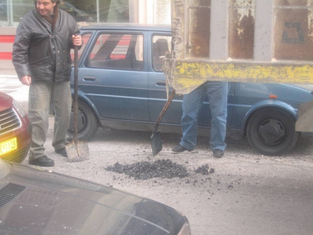 «Βυθίζονται» οι δρόμοι στο κέντρο της Πάτρας