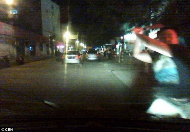 Η συμμορία με τις χατζάρες που σκορπά τον τρόμο στους οδηγούς (pics)