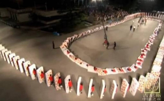 Απίστευτο βίντεο: Το μεγαλύτερο ανθρώπινο ντόμινο