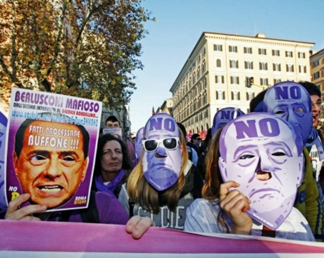 Τα «έψαλαν» στον Μπερλουσκόνι πριν από την ομιλία του στη Μπρέσια