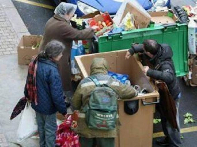 Ψάχνουν στα σκουπίδια για ένα ζευγάρι παπούτσια (photos)