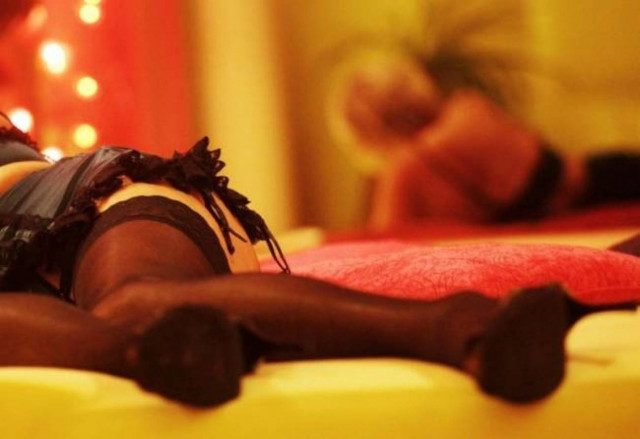 Ηλικιωμένη ιερόδουλη κάνει χρυσές «δουλειές» και στο... νοσοκομείο!