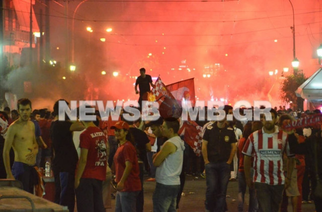 Πλούσιο φωτορεπόρταζ: «Κάηκε» ο Πειραιάς από τους πανηγυρισμούς