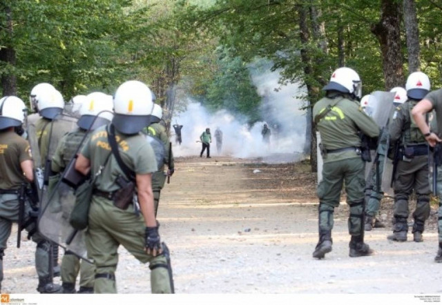 Xάος στις Σκουριές: 4 αστυνομικοί τραυματίες