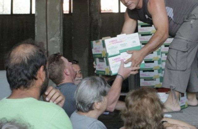 Μοίρασαν τρόφιμα σε πολύτεκνους