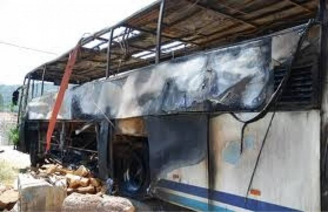 Στις φλόγες πούλμαν στην Εγνατία-Ώρες αγωνίας για 54 επιβάτες