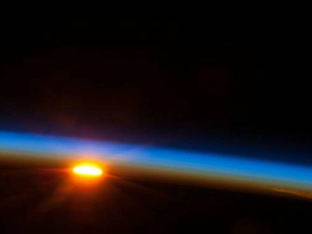 ΜΟΝΑΔΙΚΗ ΕΙΚΟΝΑ: Η αυγή από το διάστημα...!!!