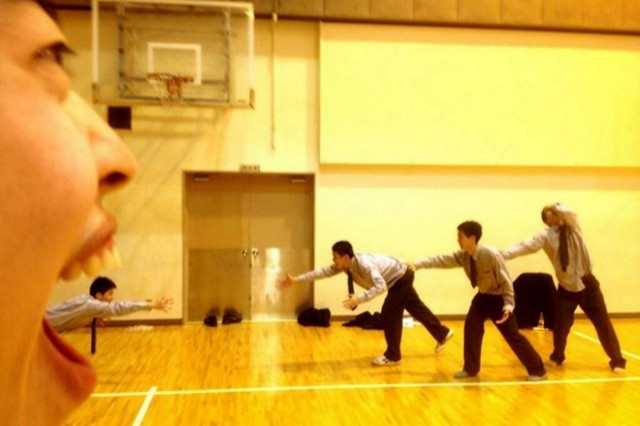 Η νέα απίστευτη μόδα στο διαδίκτυο: Τρώνε... τους φίλους τους! (pics)