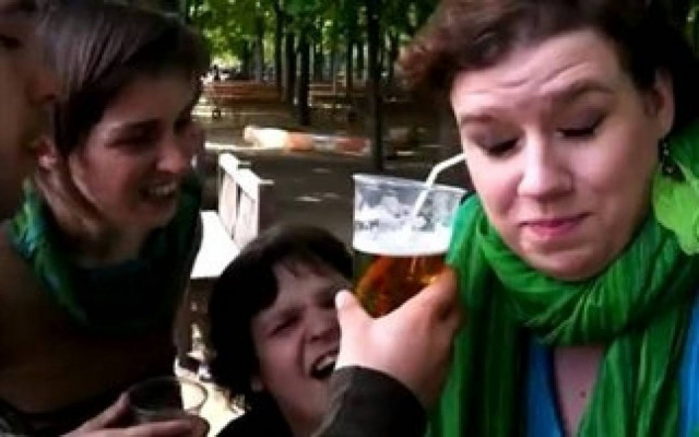 Απίστευτο βίντεο: Πίνει μπίρα από το... αυτί της!