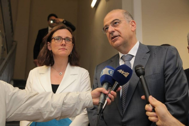 Ξενάγηση της Επιτρόπου Μάλμστρομ στη νέα Υπηρεσία Ασύλου