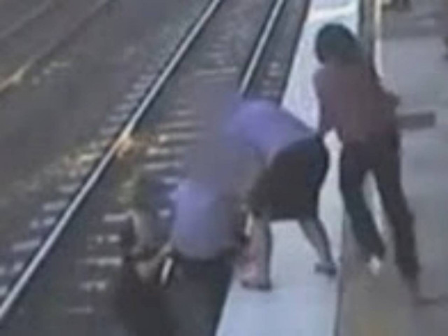 Βίντεο: Κινδύνευσε η ζωή της για να σώσει άνθρωπο που δεν ήξερε