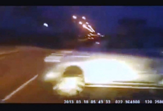 Απίστευτο βίντεο: Γλύτωσε από σοβαρό τροχαίο και... συνέχισε...!