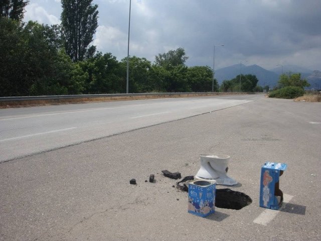 Απίστευτο: Προειδοποιούν για τη λακκούβα με… λεκάνη τουαλέτας