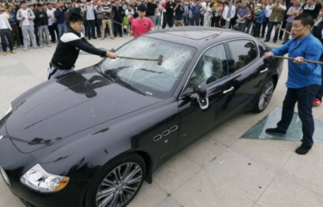 Απίστευτο: Προσέλαβε «φουσκωτούς» για να του σπάσουν τη Μαζεράτι