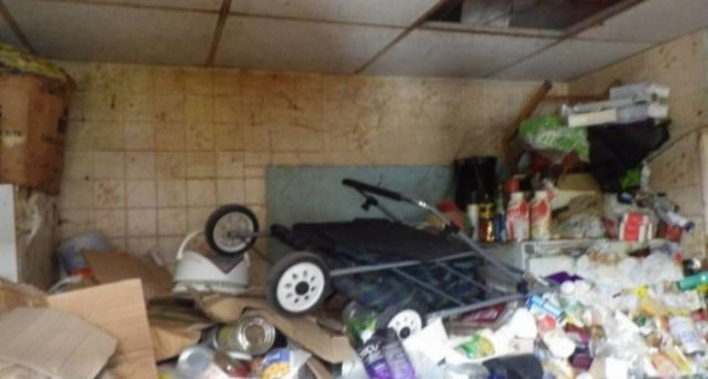 Εγκλωβίστηκε στα σκουπίδια του σπιτιού της