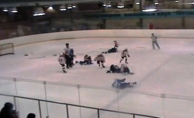 Βίντεο: Απίστευτό ξύλο σε αγώνα χόκεϊ στη Ρωσία