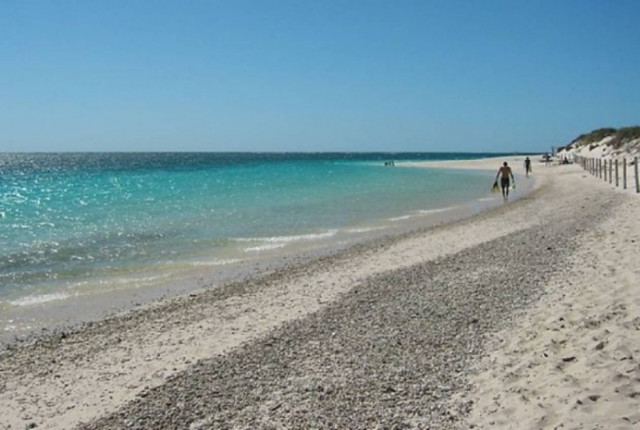 Ξέμειναν σε απομονωμένη παραλία όταν πνίγηκαν οι γονείς τους
