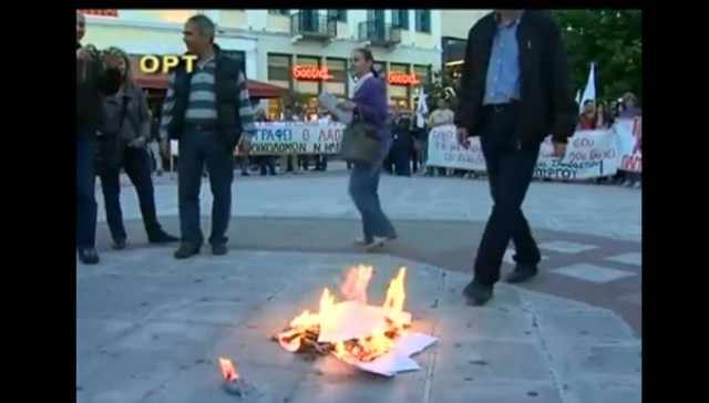 Πύργος: Έκαψαν τα φύλλα επίταξης οι εκπαιδευτικοί (Video)