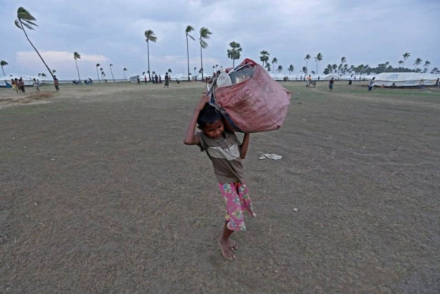 Βίντεο: Ο κυκλώνας Μαχάσεν έφτασε στις ακτές του Μπαγκλαντές