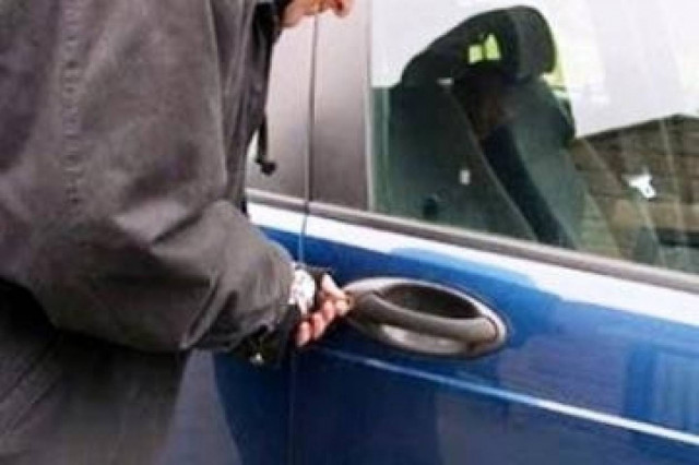 Άνοιγαν αυτοκίνητα με…