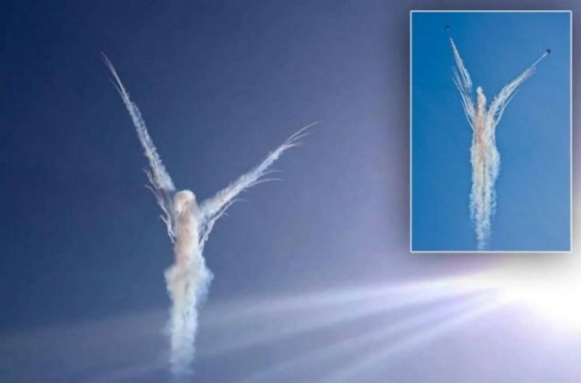 Εντυπωσιακό: Αεροπλάνα σχημάτισαν έναν... άγγελο στον ουρανό