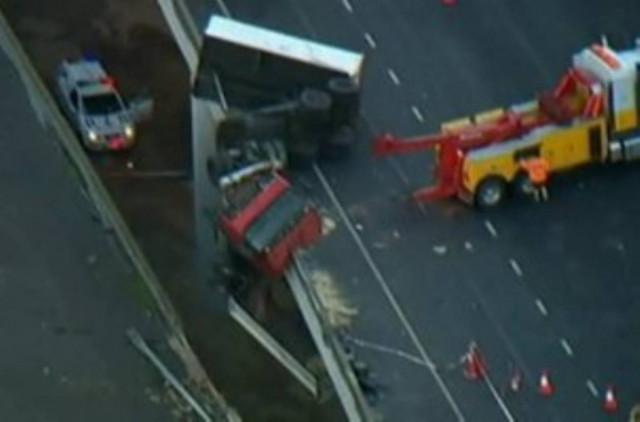 Φορτηγό κρεμάστηκε από γέφυρα