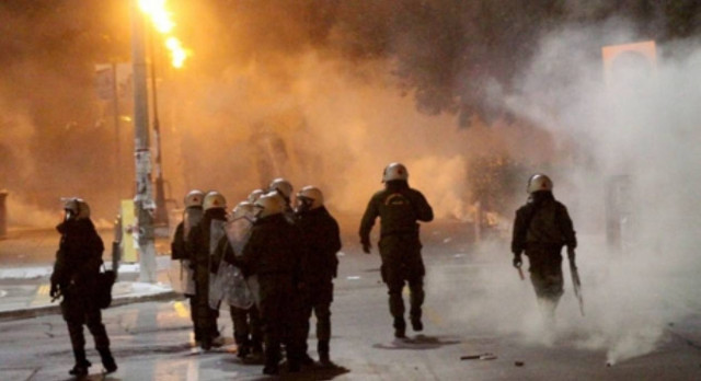 Πάτρα: Άγρια επεισόδια μεταξύ αντιεξουσιαστών και ΜΑΤ (βίντεο)