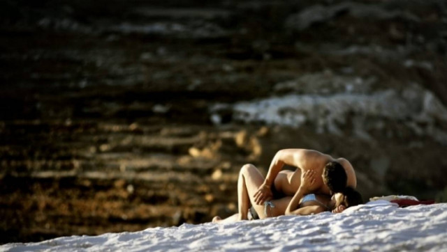 Τον... αποπλάνησε στην παραλία, τον «άναψε» και του πήρε τα ρούχα!