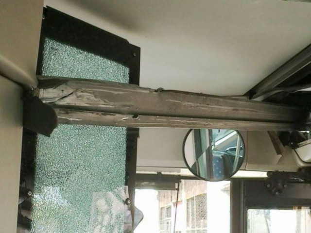 ΣΟΚ: Από θαύμα γλίτωσε οδηγός του «845» (pics)