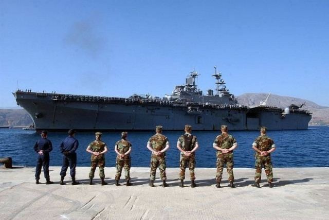 Χαμός στα Χανιά: Συγκέντρωση έξω από την αμερικανική βάση!