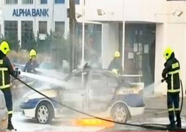 Πανηγύρισαν βάζοντας φωτιά σε περιπολικό