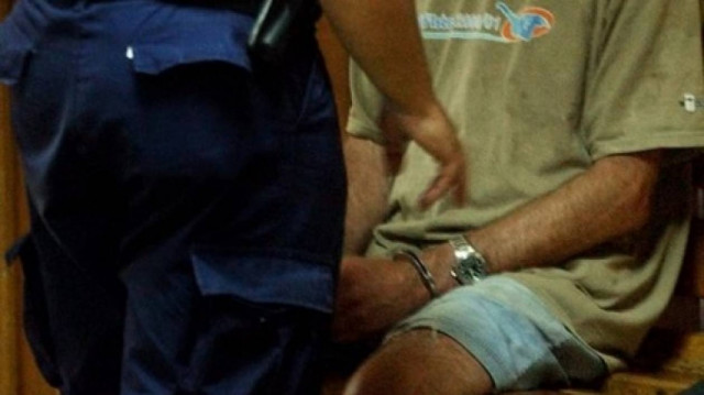 Μπήκε, έκλεψε και βγαίνοντας... συνελήφθη