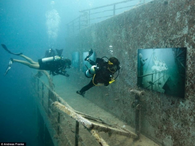 ΑΠΙΣΤΕΥΤΕΣ ΕΙΚΟΝΕΣ: Έκθεση φωτογραφίας σε ναυάγιο!