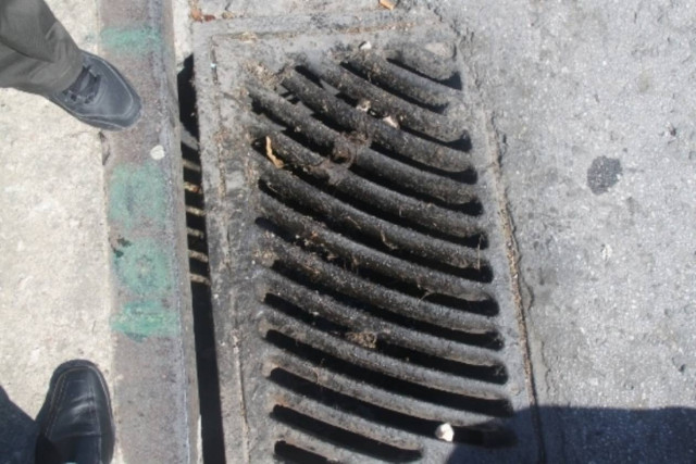 Φωτιά σε φρεάτιο μεταξύ υπ. Εσωτερικών και υπ. Εργασίας