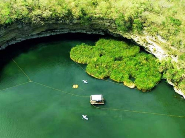 Εντυπωσιακές φωτογραφίες: Η πιο βαθιά φυσική «πισίνα» στον κόσμο!