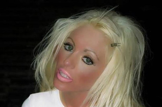 ΣΟΚ: Είναι εθισμένη στο... σολάριουμ! Δείτε πώς έχει γίνει