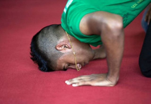 Προσευχή στον Αλλάχ σε σχολείο του Αγ. Παντελεήμονα