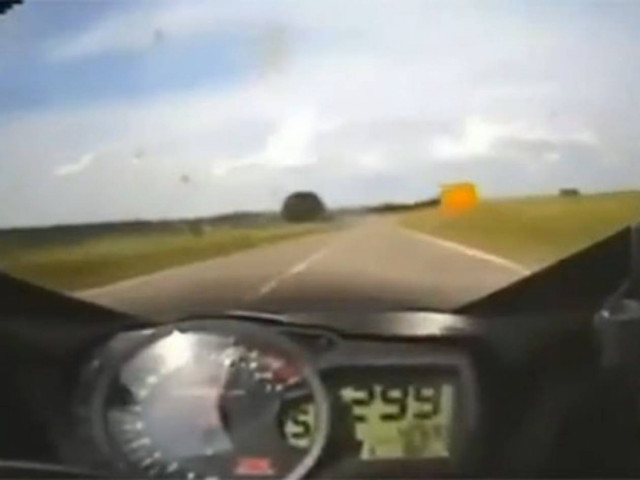 Βίντεο: Μοτοσικλέτα περνάει με 300χλμ μπροστά από αστυνομικούς