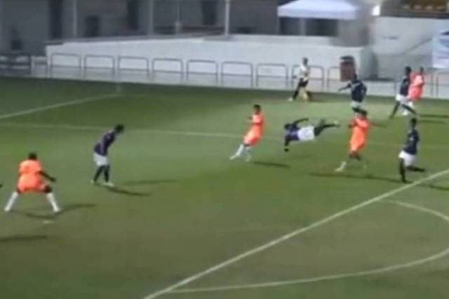 Το αυτογκόλ του αιώνα και με... ανάποδο ψαλιδάκι (Video)