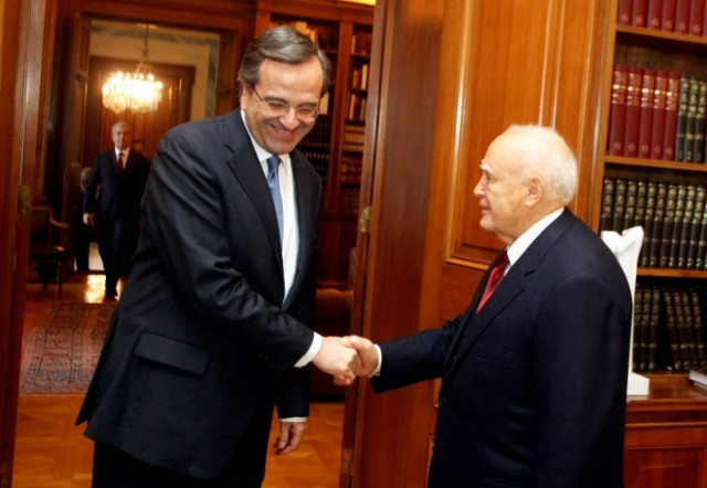 Ο Σαμαράς ενημερώνει τον Παπούλια