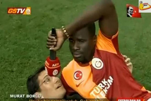 Βίντεο: Ποδοσφαιριστής ξάπλωσε δημοσιογράφο στο χόρτο και...